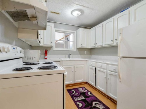 120S 300E, Raymond, AB - Indoor Photo Showing Kitchen