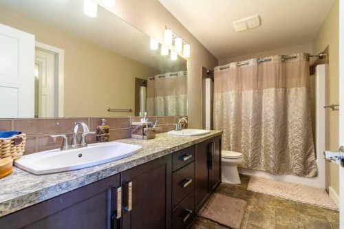 679 Keystone Chase West, Lethbridge, AB - Indoor Photo Showing Bathroom