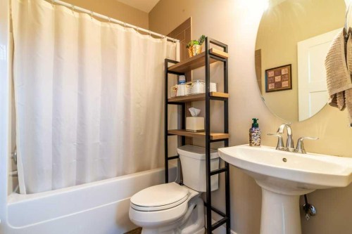 679 Keystone Chase West, Lethbridge, AB - Indoor Photo Showing Bathroom