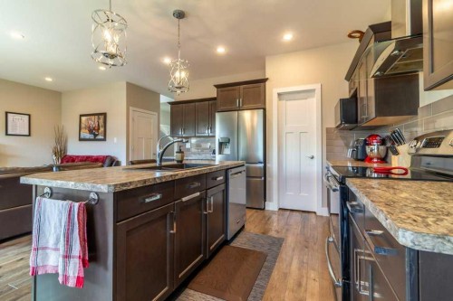 679 Keystone Chase West, Lethbridge, AB - Indoor Photo Showing Kitchen With Upgraded Kitchen