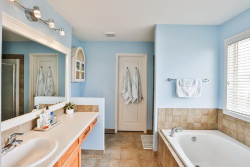 573 Squamish Lane West, Lethbridge, AB - Indoor Photo Showing Bathroom