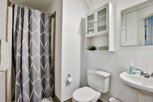 573 Squamish Lane West, Lethbridge, AB - Indoor Photo Showing Bathroom