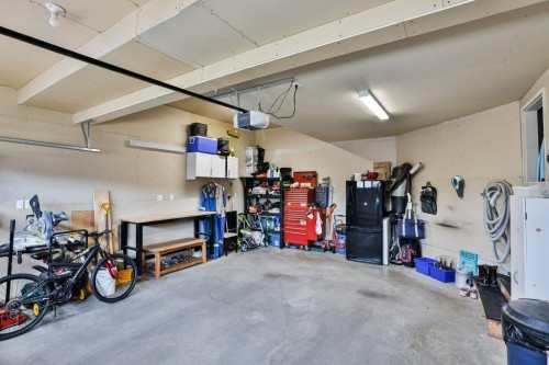 573 Squamish Lane West, Lethbridge, AB - Indoor Photo Showing Garage