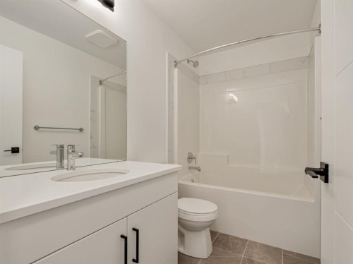 554 Malahat Green West, Lethbridge, AB - Indoor Photo Showing Bathroom