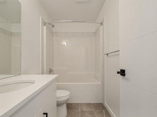 554 Malahat Green West, Lethbridge, AB - Indoor Photo Showing Bathroom