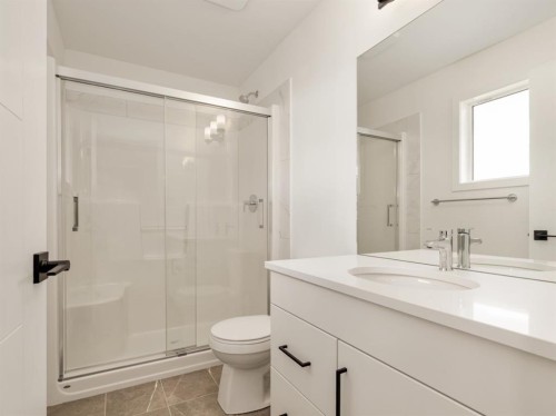 554 Malahat Green West, Lethbridge, AB - Indoor Photo Showing Bathroom