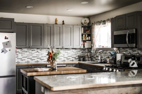 8501 21 Avenue, Coleman, AB - Indoor Photo Showing Kitchen With Upgraded Kitchen