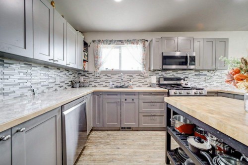 8501 21 Avenue, Coleman, AB - Indoor Photo Showing Kitchen With Upgraded Kitchen