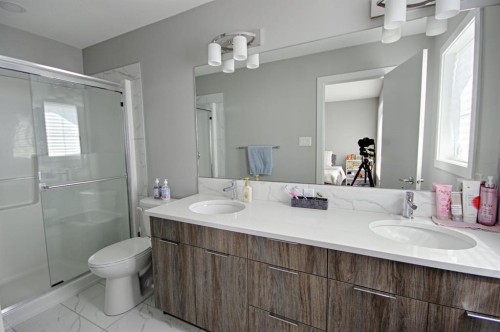 963 Miners Boulevard West, Lethbridge, AB - Indoor Photo Showing Bathroom