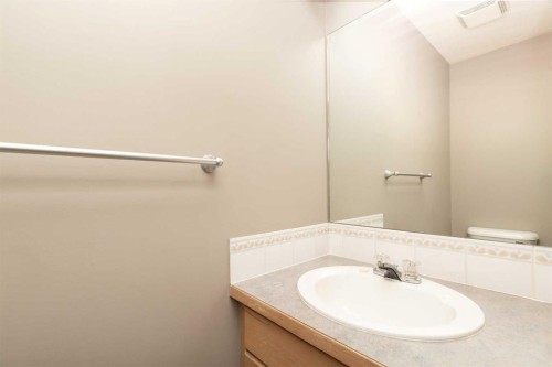 15 Blackfoot Boulevard West, Lethbridge, AB - Indoor Photo Showing Bathroom