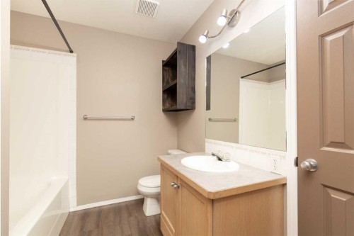15 Blackfoot Boulevard West, Lethbridge, AB - Indoor Photo Showing Bathroom