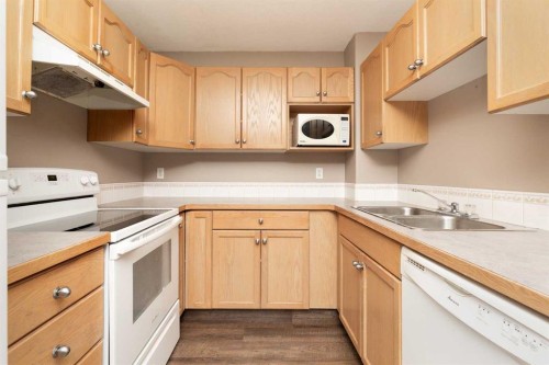 15 Blackfoot Boulevard West, Lethbridge, AB - Indoor Photo Showing Kitchen With Double Sink
