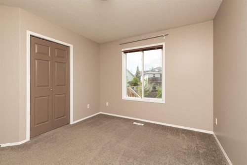 15 Blackfoot Boulevard West, Lethbridge, AB - Indoor Photo Showing Other Room
