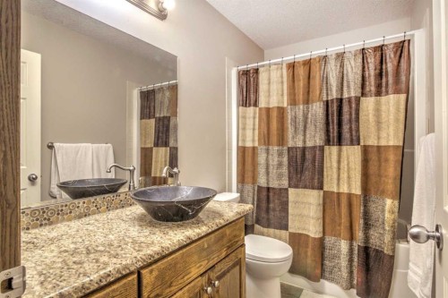27 Kodiak Boulevard North, Lethbridge, AB - Indoor Photo Showing Bathroom