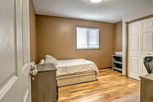 27 Kodiak Boulevard North, Lethbridge, AB - Indoor Photo Showing Bedroom