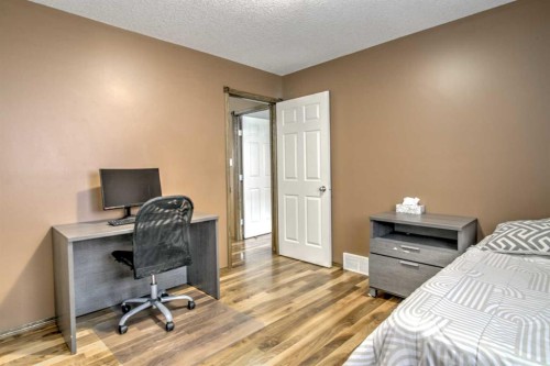 27 Kodiak Boulevard North, Lethbridge, AB - Indoor Photo Showing Bedroom