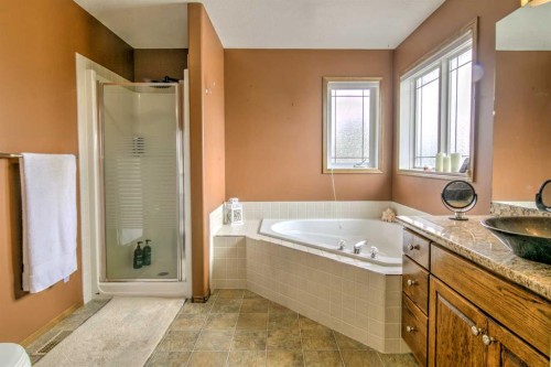 27 Kodiak Boulevard North, Lethbridge, AB - Indoor Photo Showing Bathroom