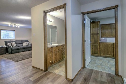 27 Kodiak Boulevard North, Lethbridge, AB - Indoor Photo Showing Other Room