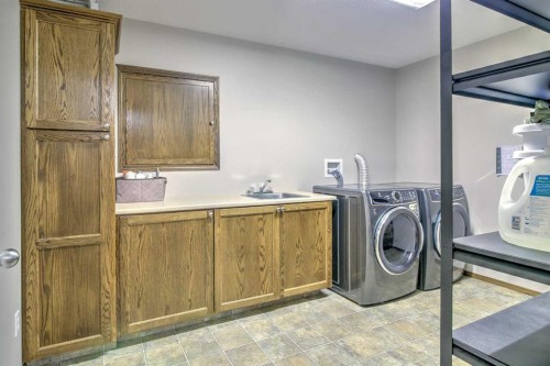 27 Kodiak Boulevard North, Lethbridge, AB - Indoor Photo Showing Laundry Room