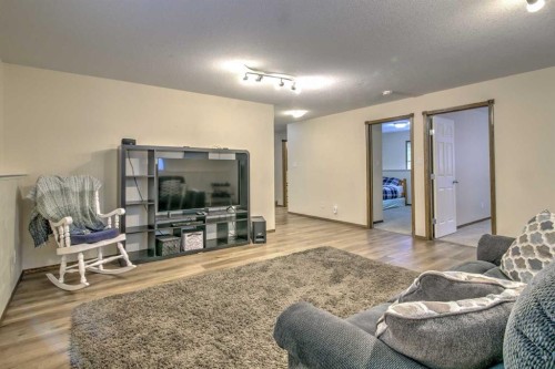 27 Kodiak Boulevard North, Lethbridge, AB - Indoor Photo Showing Living Room