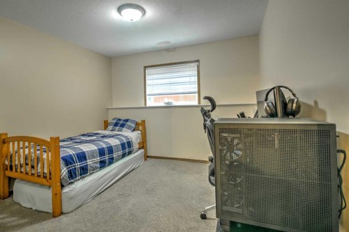 27 Kodiak Boulevard North, Lethbridge, AB - Indoor Photo Showing Bedroom