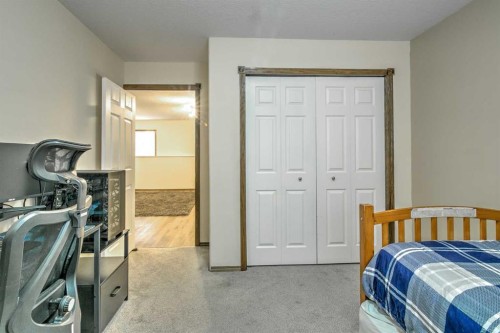 27 Kodiak Boulevard North, Lethbridge, AB - Indoor Photo Showing Bedroom