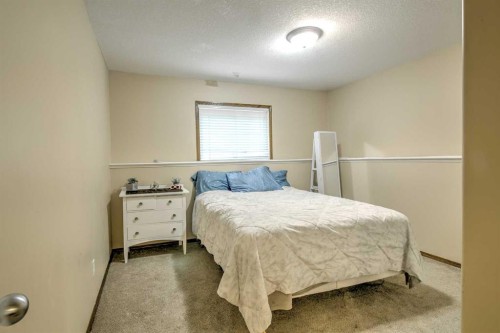 27 Kodiak Boulevard North, Lethbridge, AB - Indoor Photo Showing Bedroom