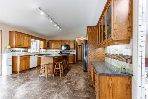 194043 Twp 120, Rural Lethbridge County, AB - Indoor Photo Showing Kitchen