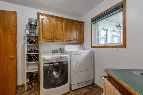 194043 Twp 120, Rural Lethbridge County, AB - Indoor Photo Showing Laundry Room