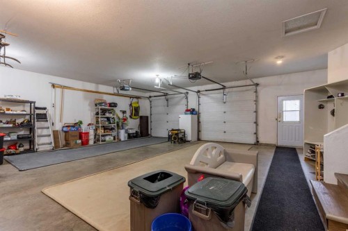 194043 Twp 120, Rural Lethbridge County, AB - Indoor Photo Showing Garage
