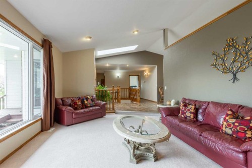 194043 Twp 120, Rural Lethbridge County, AB - Indoor Photo Showing Living Room