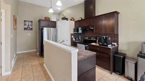 751 Silkstone Close West, Lethbridge, AB - Indoor Photo Showing Kitchen