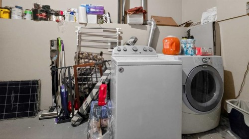 751 Silkstone Close West, Lethbridge, AB - Indoor Photo Showing Laundry Room
