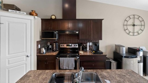 751 Silkstone Close West, Lethbridge, AB - Indoor Photo Showing Kitchen With Double Sink