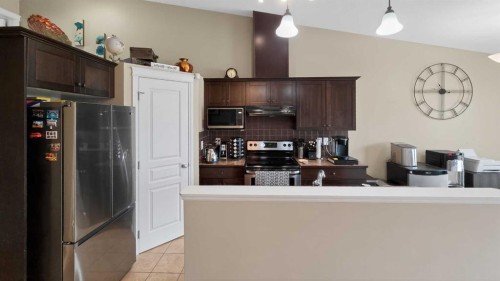 751 Silkstone Close West, Lethbridge, AB - Indoor Photo Showing Kitchen