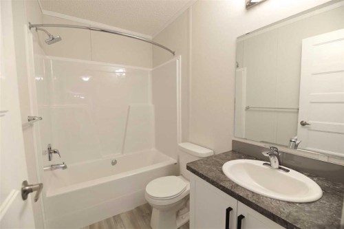 625 3 Avenue, Hays, AB - Indoor Photo Showing Bathroom