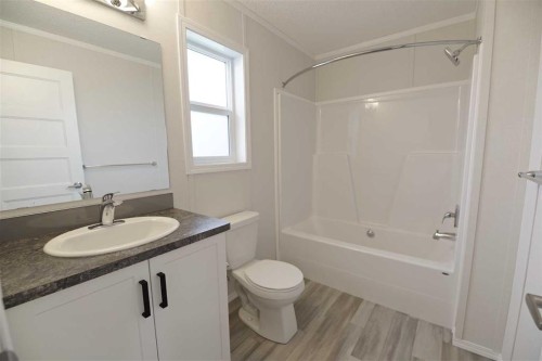 625 3 Avenue, Hays, AB - Indoor Photo Showing Bathroom