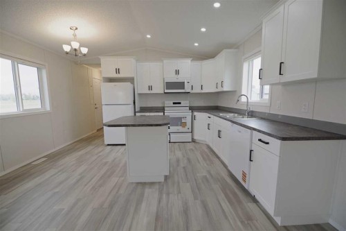 625 3 Avenue, Hays, AB - Indoor Photo Showing Kitchen