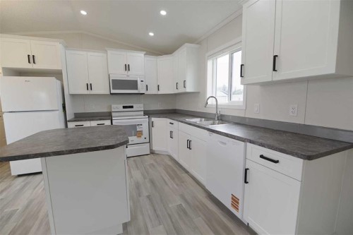 625 3 Avenue, Hays, AB - Indoor Photo Showing Kitchen
