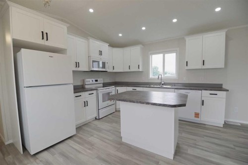 625 3 Avenue, Hays, AB - Indoor Photo Showing Kitchen