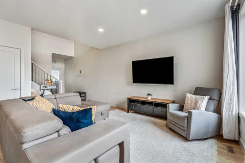 95 Blackwolf Pass North, Lethbridge, AB - Indoor Photo Showing Living Room