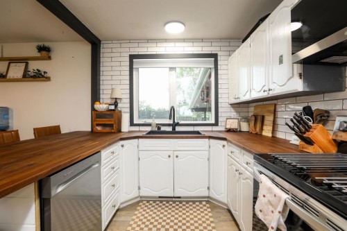 40 S 100 East, Raymond, AB - Indoor Photo Showing Kitchen