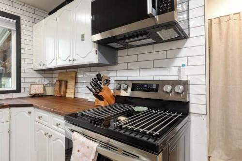 40 S 100 East, Raymond, AB - Indoor Photo Showing Kitchen