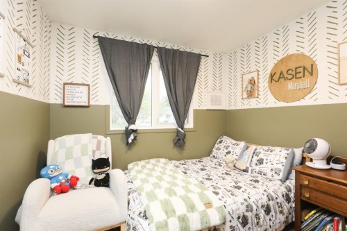 40 S 100 East, Raymond, AB - Indoor Photo Showing Bedroom