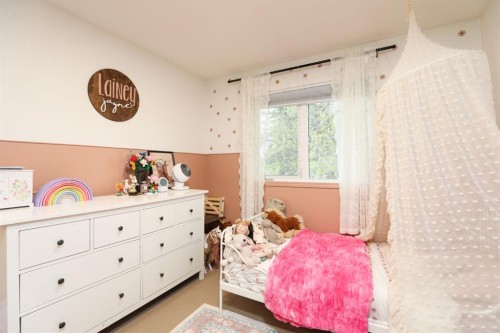 40 S 100 East, Raymond, AB - Indoor Photo Showing Bedroom