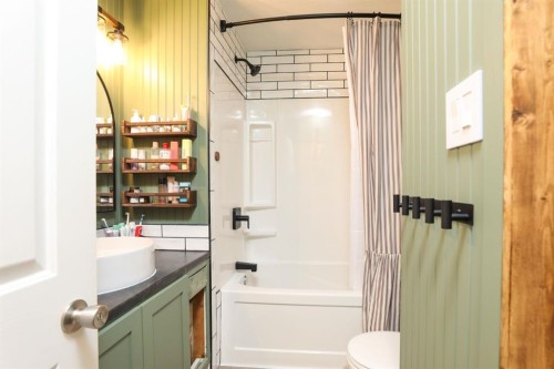 40 S 100 East, Raymond, AB - Indoor Photo Showing Bathroom