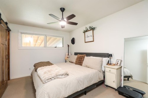 40 S 100 East, Raymond, AB - Indoor Photo Showing Bedroom