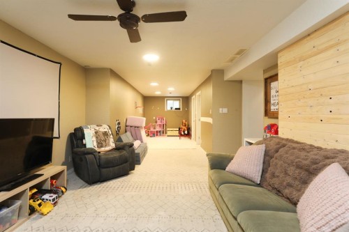 40 S 100 East, Raymond, AB - Indoor Photo Showing Other Room