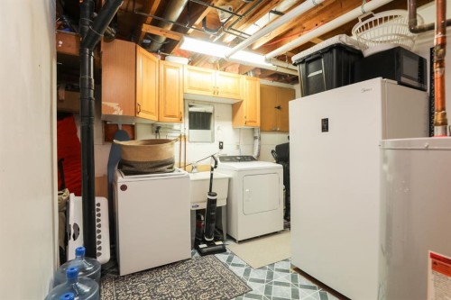 40 S 100 East, Raymond, AB - Indoor Photo Showing Laundry Room