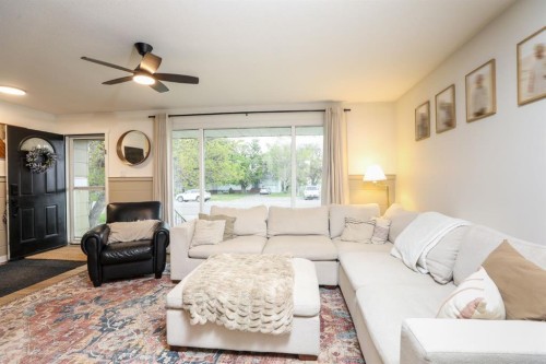 40 S 100 East, Raymond, AB - Indoor Photo Showing Living Room